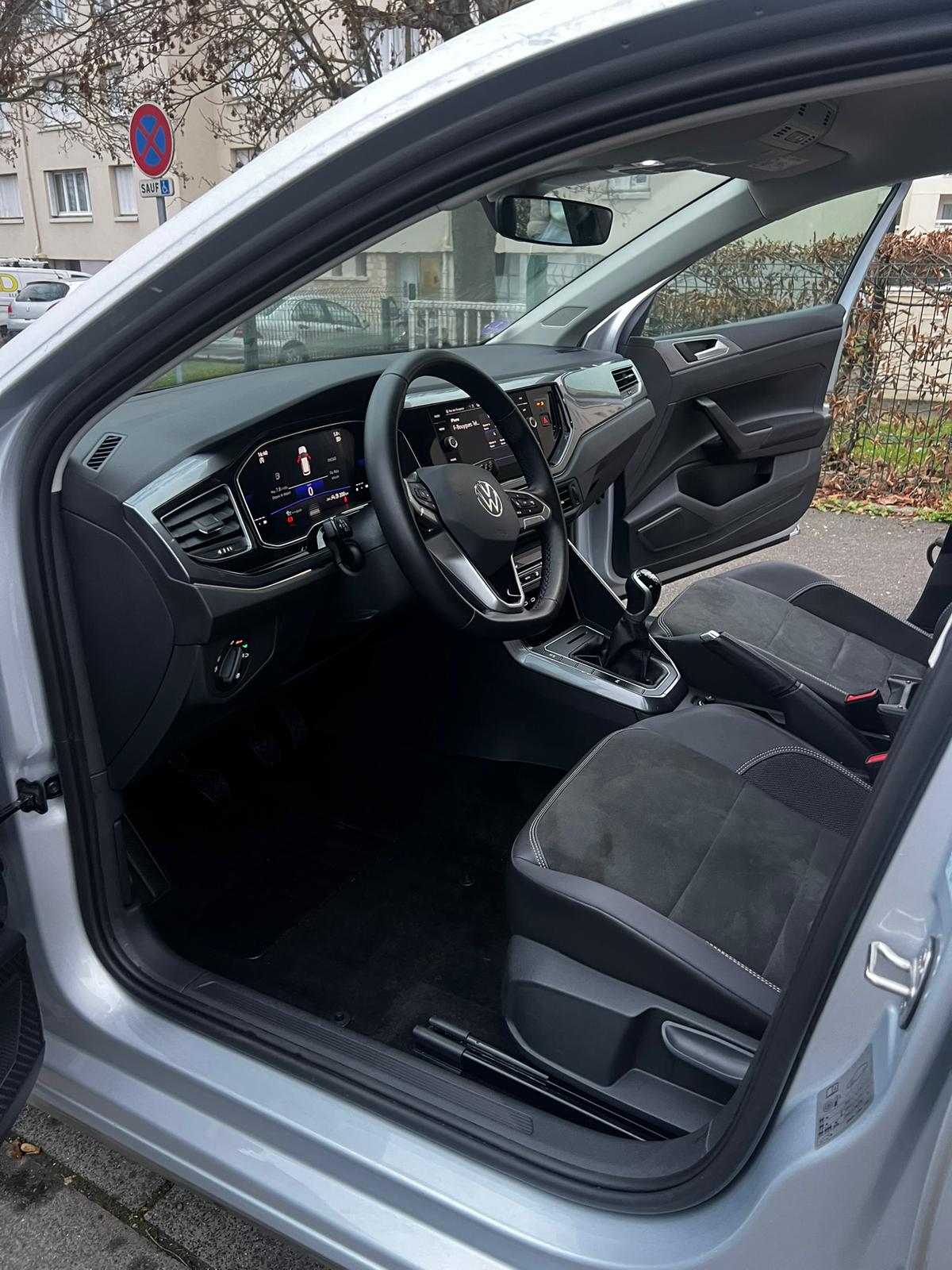 Habitacle Volkswagen propre après le nettoyage intérieur réalisé par Apex Detailing Studio