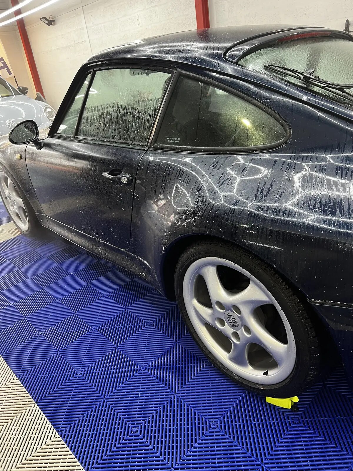 Préparation extérieure d’une Porsche dans le studio Apex Detailing Studio